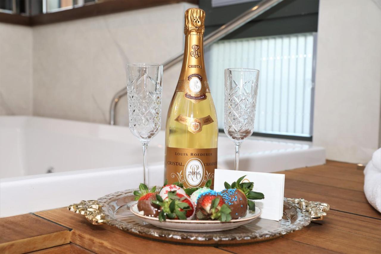 Limak Skopje Luxury Hotel 외부 사진 A bottle of Dom Pérignon