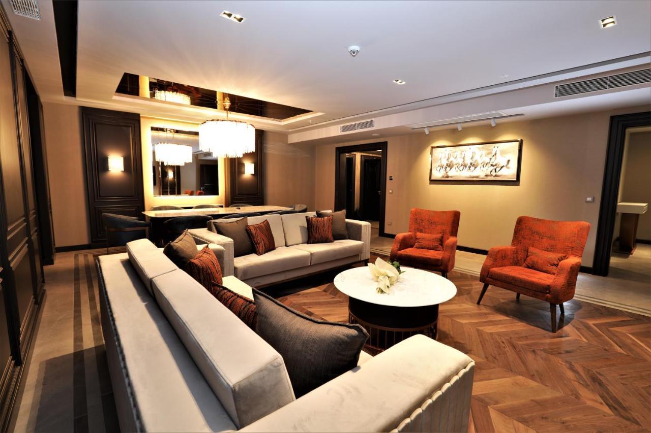 Limak Skopje Luxury Hotel 외부 사진 The interior of the club lounge at the airport