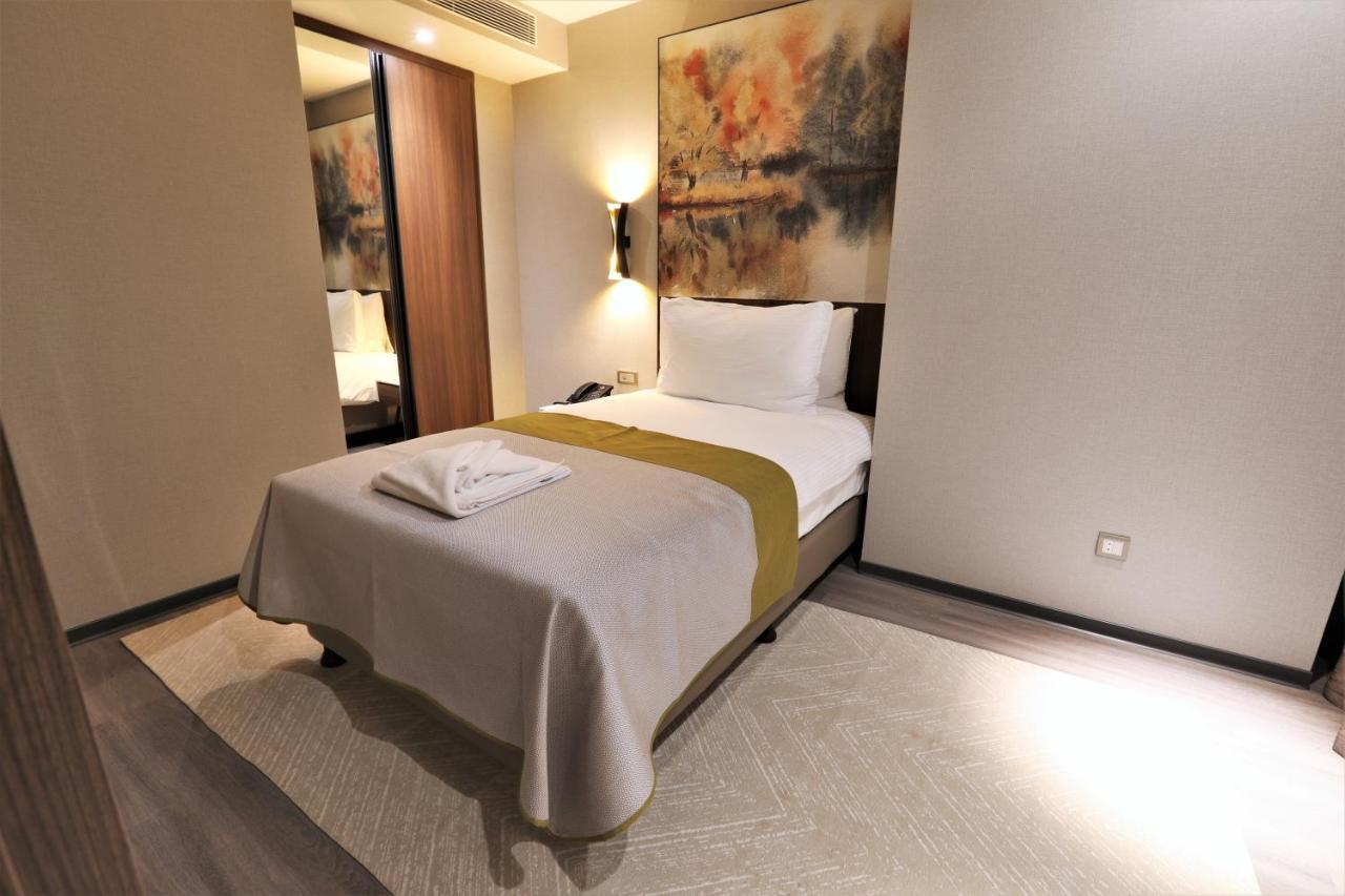 Limak Skopje Luxury Hotel 외부 사진 A bedroom in a hotel